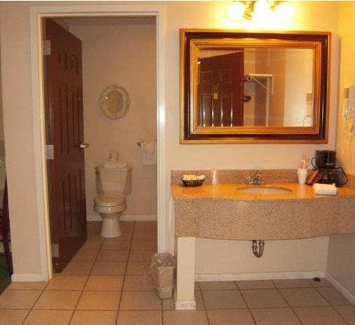 Colonie Inn And Suites Лейтъм Екстериор снимка