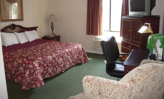 Colonie Inn And Suites Лейтъм Стая снимка