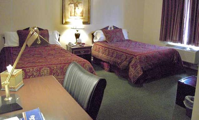 Colonie Inn And Suites Лейтъм Стая снимка