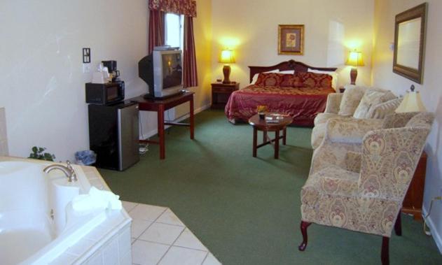 Colonie Inn And Suites Лейтъм Екстериор снимка