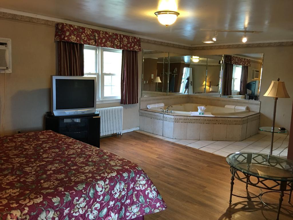 Colonie Inn And Suites Лейтъм Екстериор снимка