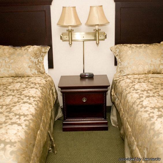Colonie Inn And Suites Лейтъм Екстериор снимка